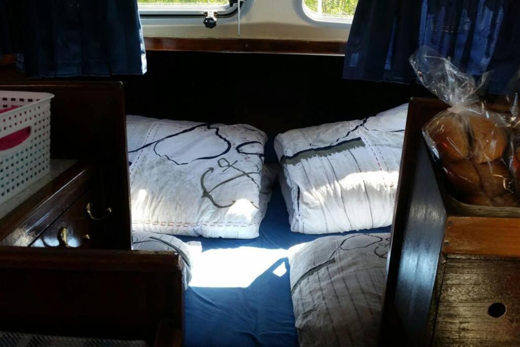 Boat Allemansfreon - Kamperen Op Het Water - Niet Om Mee Te Varen - Read Host Profile-Lees Hostprofiel Jutrijp 外观 照片