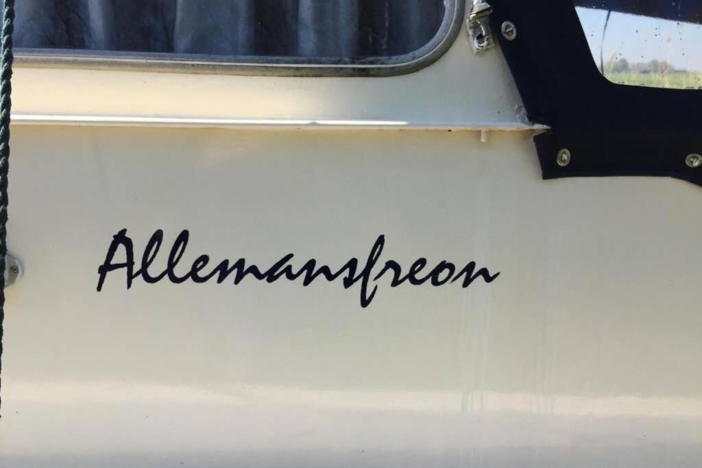 Boat Allemansfreon - Kamperen Op Het Water - Niet Om Mee Te Varen - Read Host Profile-Lees Hostprofiel Jutrijp 外观 照片