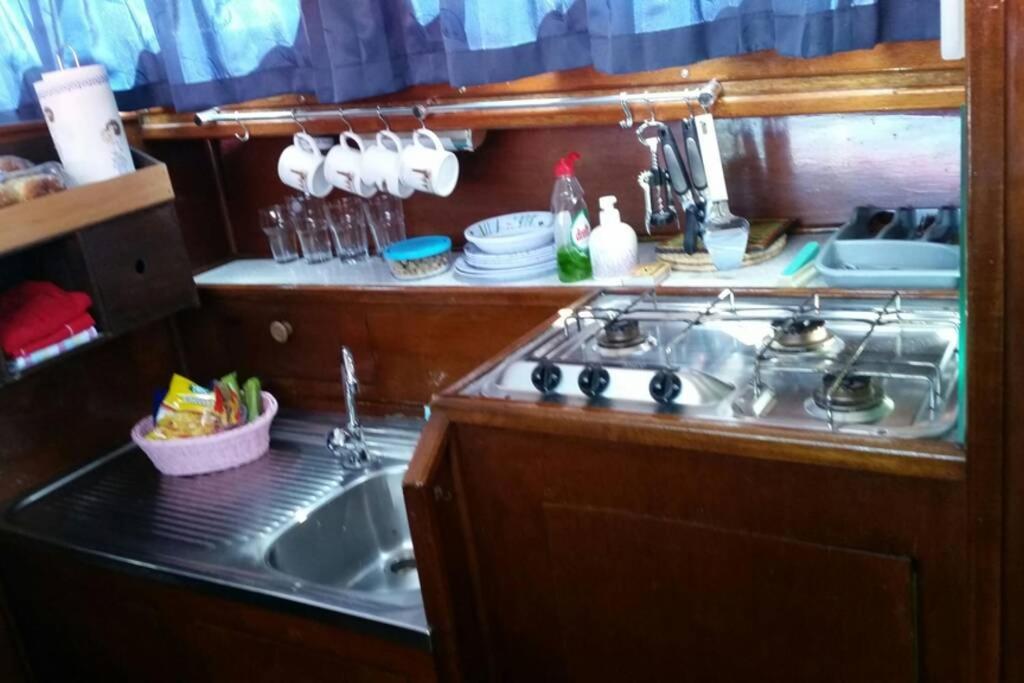 Boat Allemansfreon - Kamperen Op Het Water - Niet Om Mee Te Varen - Read Host Profile-Lees Hostprofiel Jutrijp 外观 照片