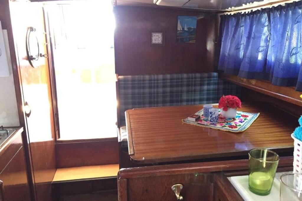 Boat Allemansfreon - Kamperen Op Het Water - Niet Om Mee Te Varen - Read Host Profile-Lees Hostprofiel Jutrijp 外观 照片