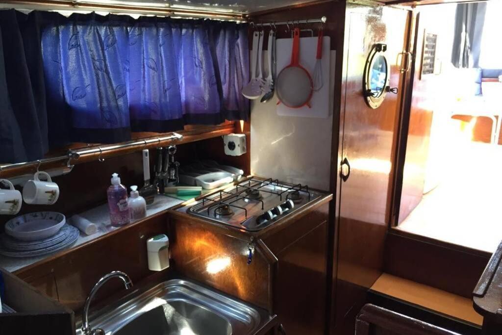 Boat Allemansfreon - Kamperen Op Het Water - Niet Om Mee Te Varen - Read Host Profile-Lees Hostprofiel Jutrijp 外观 照片
