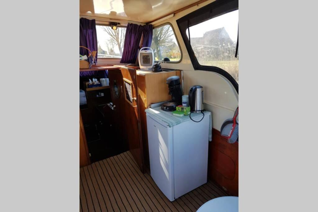 Boat Allemansfreon - Kamperen Op Het Water - Niet Om Mee Te Varen - Read Host Profile-Lees Hostprofiel Jutrijp 外观 照片
