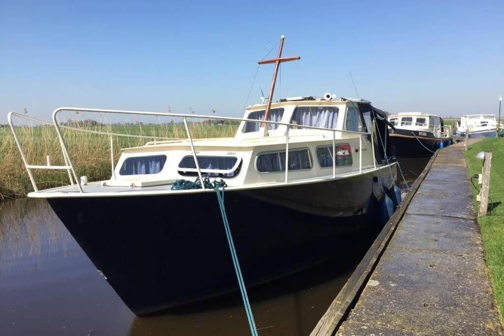 Boat Allemansfreon - Kamperen Op Het Water - Niet Om Mee Te Varen - Read Host Profile-Lees Hostprofiel Jutrijp 外观 照片