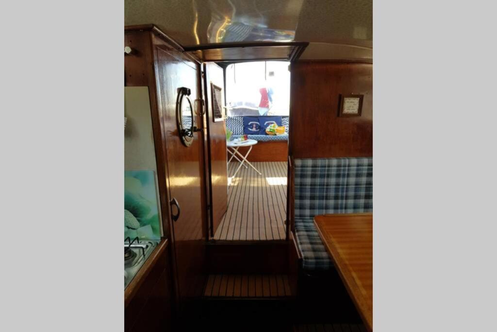Boat Allemansfreon - Kamperen Op Het Water - Niet Om Mee Te Varen - Read Host Profile-Lees Hostprofiel Jutrijp 外观 照片