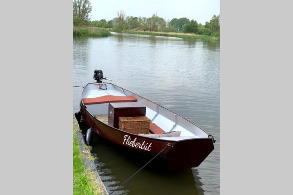 Boat Allemansfreon - Kamperen Op Het Water - Niet Om Mee Te Varen - Read Host Profile-Lees Hostprofiel Jutrijp 外观 照片